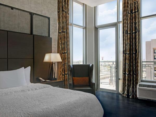 Hampton Inn and Suites Austin University Capitol : photo 5 de la chambre chambre lit king-size avec balcon