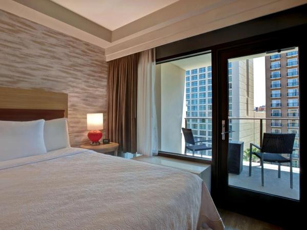 Home2 Suites By Hilton San Antonio Riverwalk : photo 1 de la chambre queen studio with balcony and river view - non-smoking