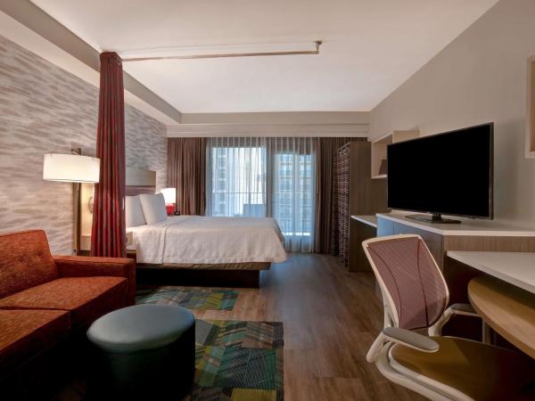 Home2 Suites By Hilton San Antonio Riverwalk : photo 3 de la chambre queen studio with balcony and river view - non-smoking
