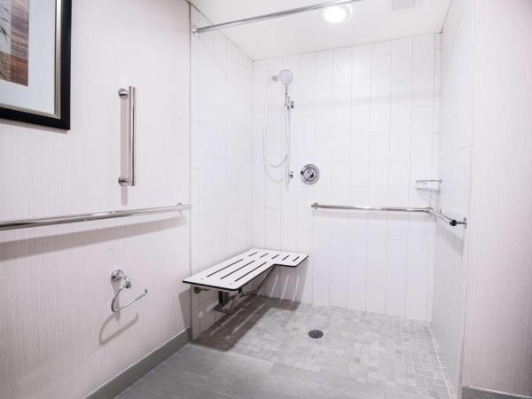 DoubleTree by Hilton Portland : photo 7 de la chambre chambre avec 2 lits queen-size - douche accessible en fauteuil roulant - accessible aux personnes à mobilité réduite