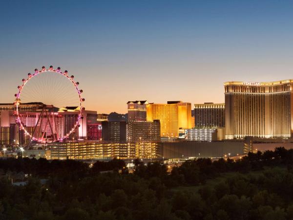 Embassy Suites by Hilton Convention Center Las Vegas : photo 5 de la chambre two-room king suite with large balcony