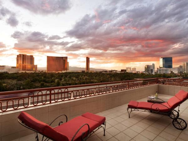 Embassy Suites by Hilton Convention Center Las Vegas : photo 3 de la chambre suite lit king-size non-fumeurs avec balcon