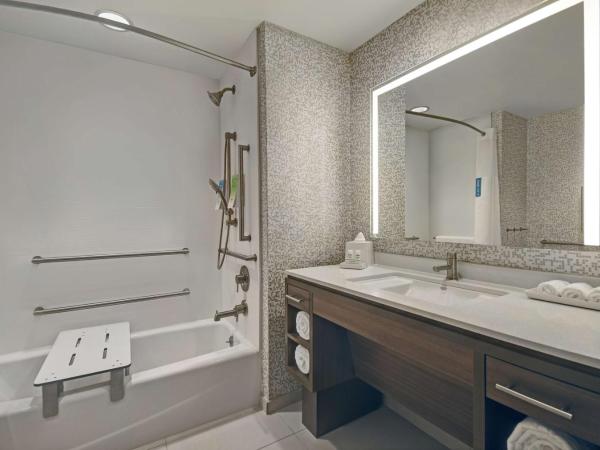 Home2 Suites by Hilton Atlanta Airport North : photo 4 de la chambre chambre lit queen-size avec baignoire - adaptée aux personnes malentendantes