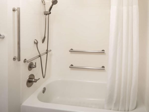 Hampton Inn & Suites Nashville-Airport : photo 8 de la chambre king room with accessible tub - mobility and hearing access/non-smoking