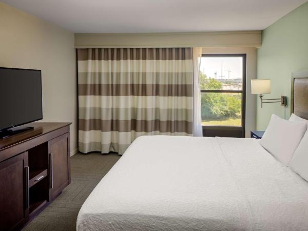 Hampton Inn & Suites Nashville-Airport : photo 7 de la chambre suite lit king-size avec cuisine - non-fumeurs