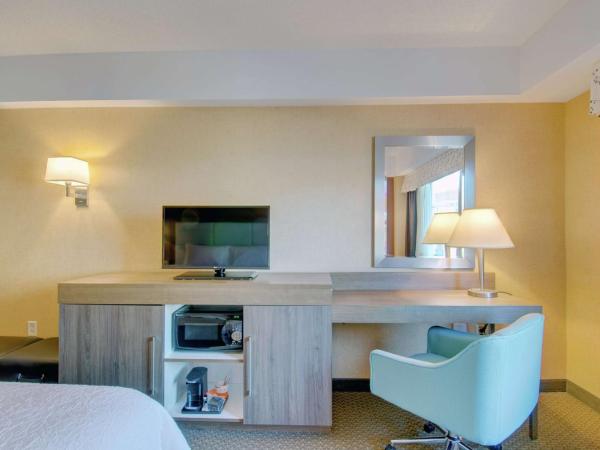 Hampton Inn & Suites Boston Crosstown Center : photo 1 de la chambre chambre lit king-size - non-fumeurs