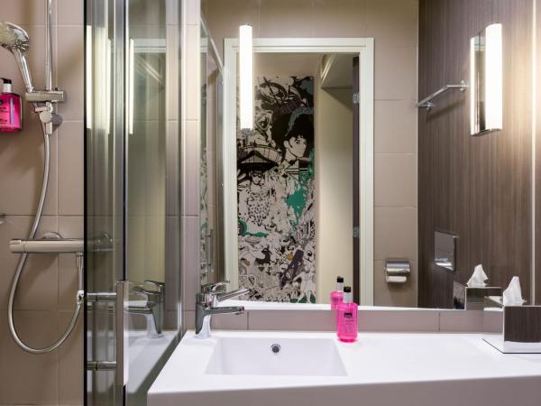 Moxy Berlin Ostbahnhof : photo 7 de la chambre chambre moxy lit queen-size