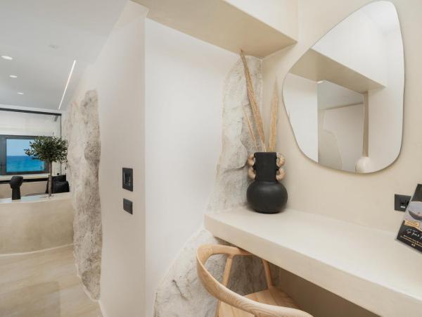 Portara Seaside Luxury Suites : photo 6 de la chambre suite supérieure - vue sur mer