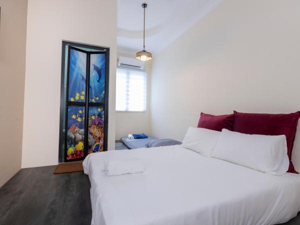 The Bahari Lodge @ Georgetown : photo 5 de la chambre chambre triple avec salle de bains privative