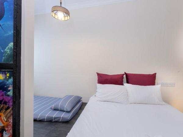 The Bahari Lodge @ Georgetown : photo 3 de la chambre chambre triple avec salle de bains privative