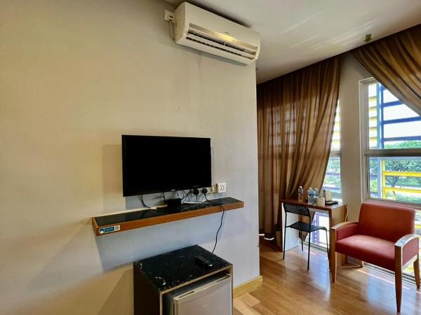 Hotel Ariana 5 minutes Bukit Indah 15 minutes Legoland 20 minutes Utm : photo 1 de la chambre chambre familiale avec balcon