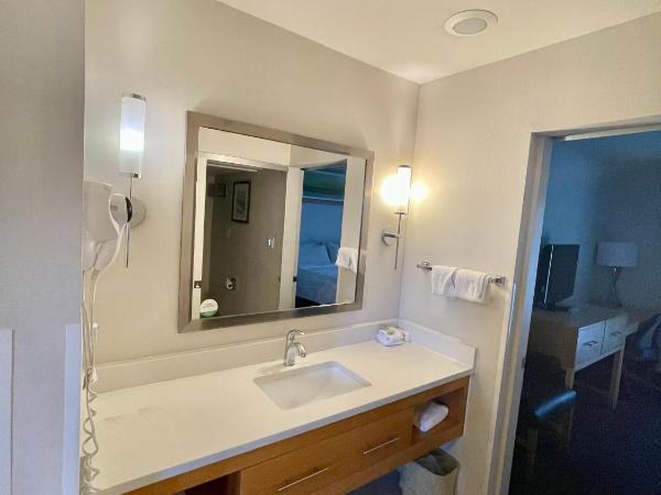 Red Roof Inn PLUS & Suites Tampa : photo 3 de la chambre suite supérieure lit king-size - non-fumeurs