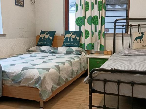 Hangzhou Citynest Music B&B 杭州栖息地音乐桌游民宿 : photo 6 de la chambre chambre triple avec salle de bains