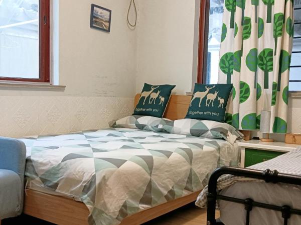 Hangzhou Citynest Music B&B 杭州栖息地音乐桌游民宿 : photo 2 de la chambre chambre triple avec salle de bains