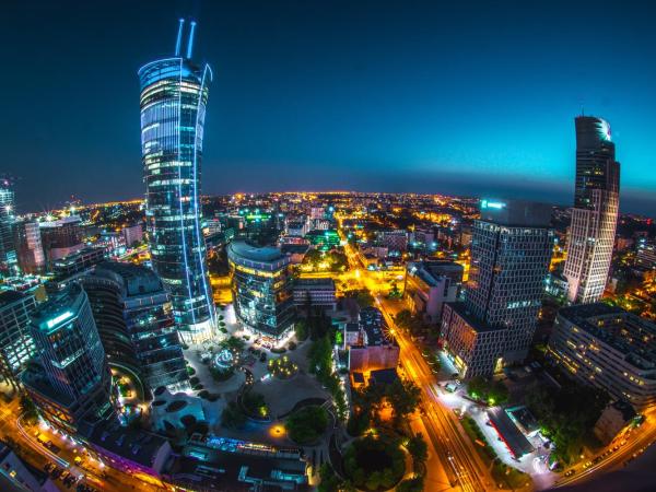 Hilton Warsaw City Hotel : photo 7 de la chambre chambre lit king-size deluxe - vue sur ville