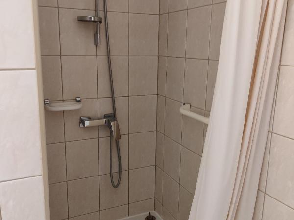 Pokój dwuosobowy z prywatną łazienką - Piotrkowska 262-264 pok 303 : photo 3 de la chambre chambre double avec salle de bains privative