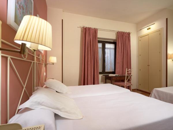 Hotel Murillo : photo 2 de la chambre chambre double avec lit d'appoint (3 adultes)