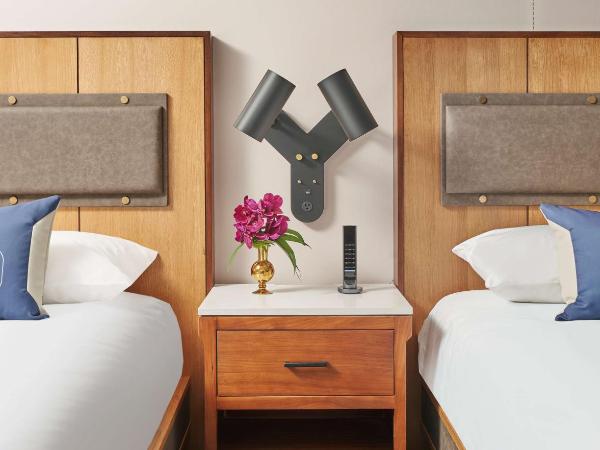 Sable At Navy Pier Chicago, Curio Collection By Hilton : photo 3 de la chambre chambre avec 2 grands lits queen-size