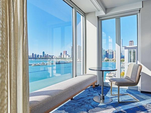 Sable At Navy Pier Chicago, Curio Collection By Hilton : photo 2 de la chambre chambre d'angle lit king-size