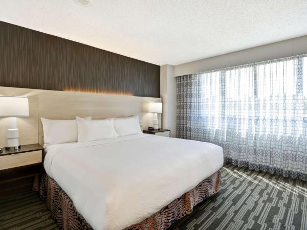 Embassy Suites Charlotte : photo 3 de la chambre king suite with accessible tub - mobility and hearing access/non-smoking