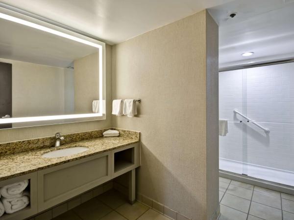 Embassy Suites Charlotte : photo 5 de la chambre suite salon