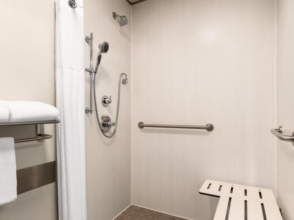 Radisson Hotel Portland Airport : photo 3 de la chambre chambre lit queen-size pour personnes à mobilité réduite - non-fumeurs 