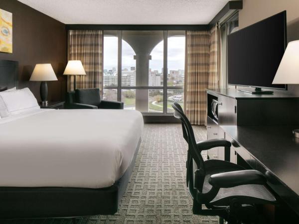 DoubleTree by Hilton Dallas Market Center : photo 6 de la chambre chambre lit king-size avec balcon - non-fumeurs