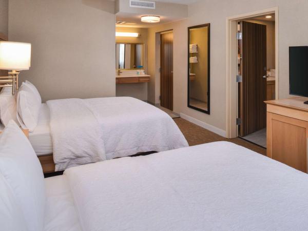 Hampton Inn & Suites Denver-Speer Boulevard : photo 3 de la chambre suite with two queen beds and tub - mobility access/non-smoking