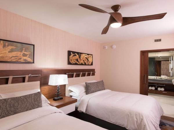 Hilton Grand Vacation Club The Grand Islander Waikiki Honolulu : photo 1 de la chambre suite 1 chambre avec 2 lits doubles - vue sur complexe