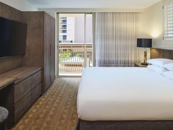 Embassy Suites by Hilton Waikiki Beach Walk : photo 3 de la chambre suite 2 chambres - vue sur piscine