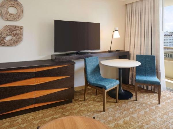 Embassy Suites by Hilton Waikiki Beach Walk : photo 7 de la chambre suite lit king-size - vue sur océan