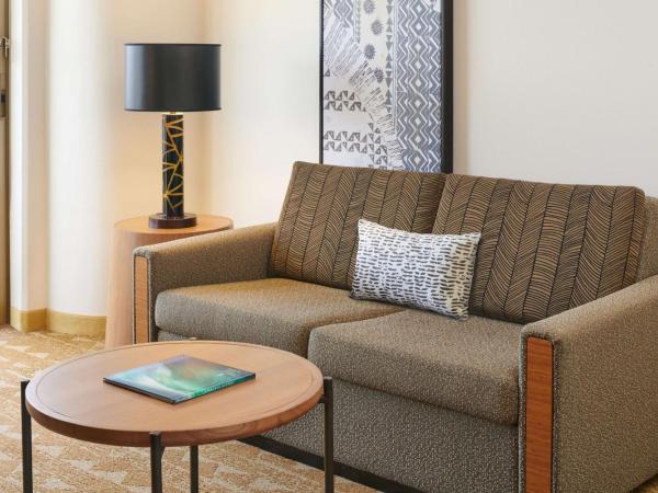 Embassy Suites by Hilton Waikiki Beach Walk : photo 8 de la chambre suite lit king-size - vue sur océan