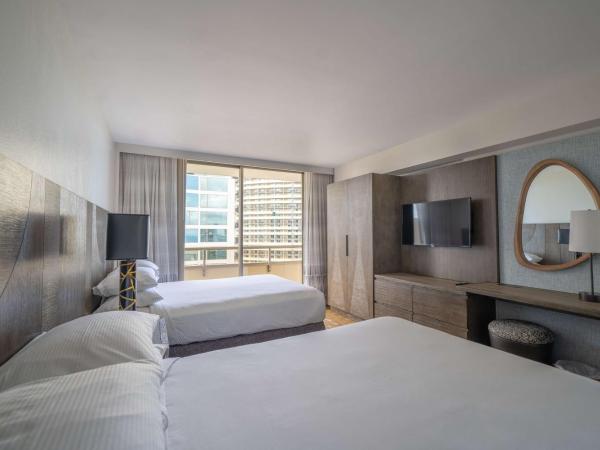 Embassy Suites by Hilton Waikiki Beach Walk : photo 7 de la chambre suite queen avec vue sur la ville