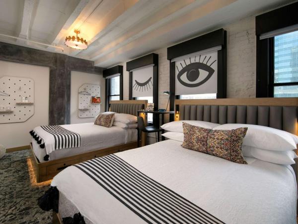 The Wayfarer Downtown LA, Tapestry Collection by Hilton : photo 2 de la chambre studio with two queen beds and mobility accessible tub