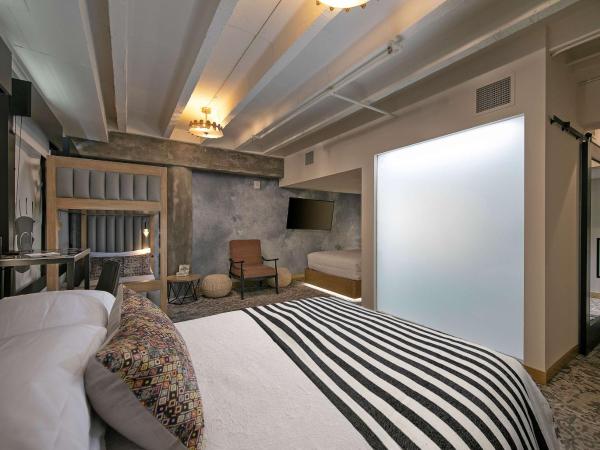 The Wayfarer Downtown LA, Tapestry Collection by Hilton : photo 2 de la chambre studio with two queen and two bunk beds