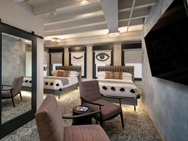 The Wayfarer Downtown LA, Tapestry Collection by Hilton : photo 5 de la chambre studio with two queen beds and mobility accessible tub