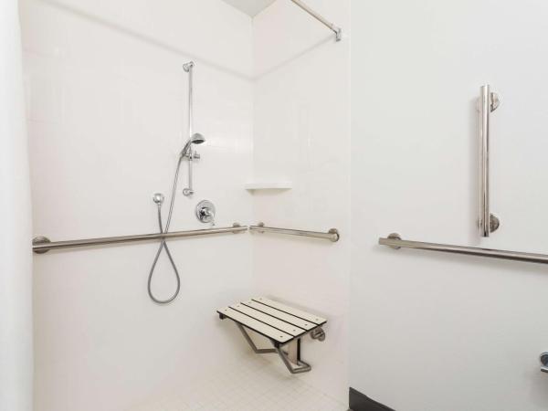 Hampton Inn & Suites Orlando International Drive North : photo 4 de la chambre chambre lit queen-size avec douche accessible en fauteuil roulant - adaptée aux personnes à mobilité réduite/non-fumeurs