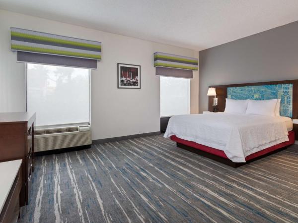 Hampton Inn & Suites Orlando International Drive North : photo 2 de la chambre chambre lit queen-size avec douche accessible en fauteuil roulant - adaptée aux personnes à mobilité réduite/non-fumeurs