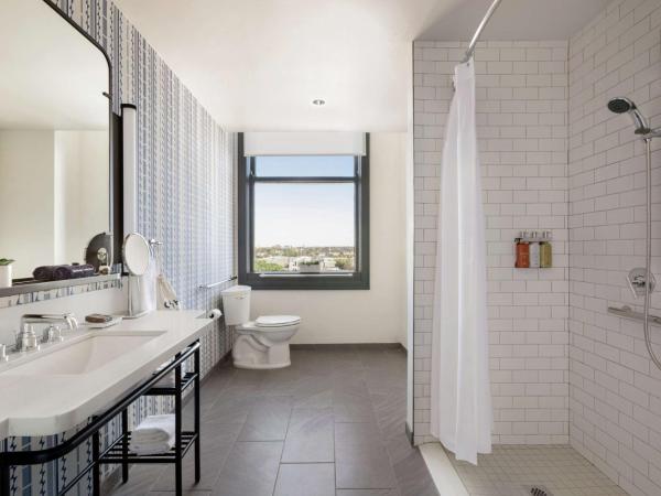 The Central Station Memphis, Curio Collection By Hilton : photo 1 de la chambre chambre lit king-size - accessible aux personnes à mobilité réduite