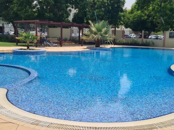 Near metro, spacious apartment has 1 bedroom, living room, kitchen, 2 bathrooms, storage room, balcony, outside you will have temperature controlled pools, gardens and free parking : photo 1 de la chambre appartement 1 chambre