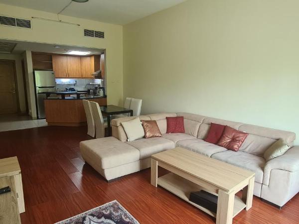 Near metro, spacious apartment has 1 bedroom, living room, kitchen, 2 bathrooms, storage room, balcony, outside you will have temperature controlled pools, gardens and free parking : photo 2 de la chambre appartement 1 chambre