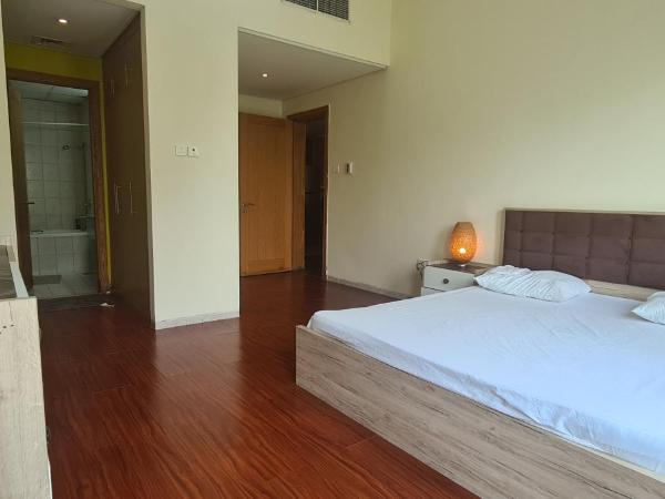 Near metro, spacious apartment has 1 bedroom, living room, kitchen, 2 bathrooms, storage room, balcony, outside you will have temperature controlled pools, gardens and free parking : photo 5 de la chambre appartement 1 chambre