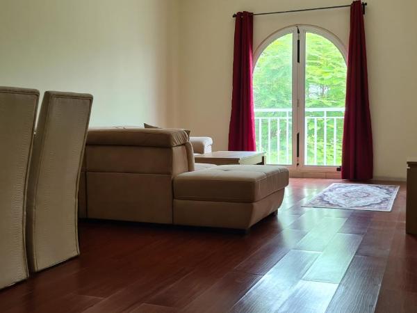 Near metro, spacious apartment has 1 bedroom, living room, kitchen, 2 bathrooms, storage room, balcony, outside you will have temperature controlled pools, gardens and free parking : photo 7 de la chambre appartement 1 chambre
