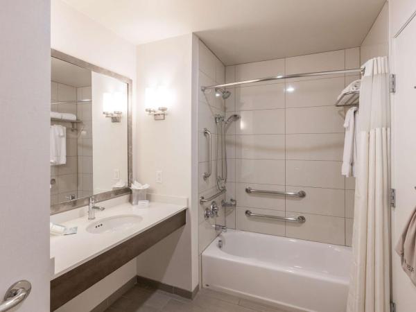 Hilton Garden Inn Downtown Dallas : photo 8 de la chambre chambre avec 2 lits queen-size - pour personnes malentendantes