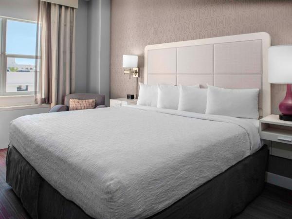 Hampton Inn Miami Beach - Mid Beach : photo 4 de la chambre chambre lit king-size - vue sur cour