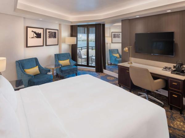 Radisson Blu Hotel, Dubai Deira Creek : photo 3 de la chambre chambre standard avec balcon - comprend une navette gratuite pour kite beach, dubai mall / burj khalifa - vue sur crique