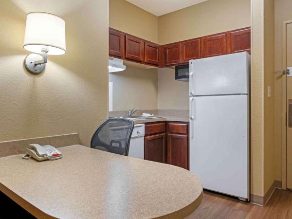 Extended Stay America Suites - Indianapolis - Airport - W Southern Ave : photo 4 de la chambre studio de luxe avec 1 lit king-size - non-fumeurs