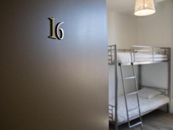 Hôtel Trianon : photo 3 de la chambre chambre quadruple