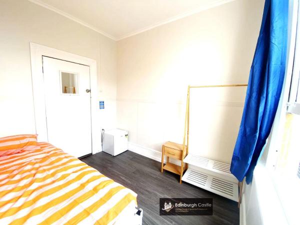 215 Edinburgh Castle : photo 1 de la chambre chambre simple avec toilettes et douche communes