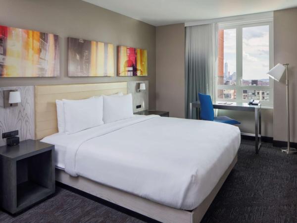 Doubletree By Hilton New York Times Square West : photo 1 de la chambre chambre lit king-size avec douche accessible en fauteuil roulant